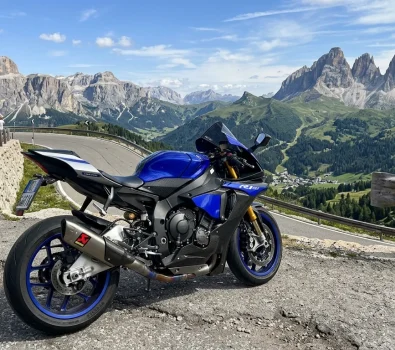 Silniční motorky: Jak vybrat nejlepší stroj? | RepreMoto Silniční motorky: Jak vybrat nejlepší stroj? | RepreMoto (Obrázek vygenerovaný umělou inteligencí)