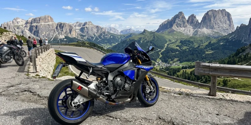Silniční motorky: Jak vybrat nejlepší stroj? | RepreMoto Silniční motorky: Jak vybrat nejlepší stroj? | RepreMoto (Obrázek vygenerovaný umělou inteligencí)