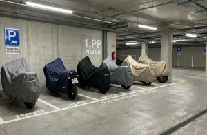 Parkování moto přes zimu Praha: Kde bezpečně zazimovat? Parkování moto přes zimu Praha: Kde bezpečně zazimovat? (Obrázek vygenerovaný umělou inteligencí)
