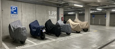 Parkování moto přes zimu Praha: Kde bezpečně zazimovat? Parkování moto přes zimu Praha: Kde bezpečně zazimovat? (Obrázek vygenerovaný umělou inteligencí)