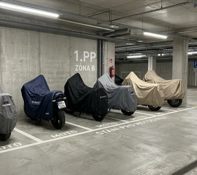 Parkování moto přes zimu Praha: Kde bezpečně zazimovat? Parkování moto přes zimu Praha: Kde bezpečně zazimovat? (Obrázek vygenerovaný umělou inteligencí)