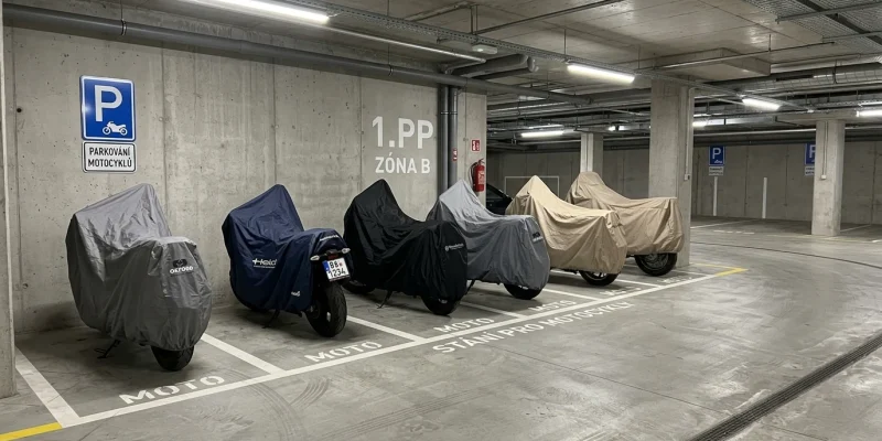 Parkování moto přes zimu Praha: Kde bezpečně zazimovat? Parkování moto přes zimu Praha: Kde bezpečně zazimovat? (Obrázek vygenerovaný umělou inteligencí)