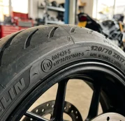 Musí mít každá pneumatika na motorku homologaci? Pravidla a sankce | RepreMoto 1 Detailni zaber homologace na bocnici motocyklove pneumatiky