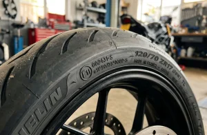 Musí mít každá pneumatika na motorku homologaci? Pravidla a sankce | RepreMoto 9 Musí mít každá pneumatika na motorku homologaci? Pravidla a sankce | RepreMoto (Obrázek vygenerovaný umělou inteligencí)
