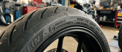 Musí mít každá pneumatika na motorku homologaci? Pravidla a sankce | RepreMoto Musí mít každá pneumatika na motorku homologaci? Pravidla a sankce | RepreMoto