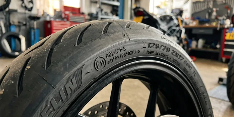 Musí mít každá pneumatika na motorku homologaci? Pravidla a sankce | RepreMoto Musí mít každá pneumatika na motorku homologaci? Pravidla a sankce | RepreMoto (Obrázek vygenerovaný umělou inteligencí)